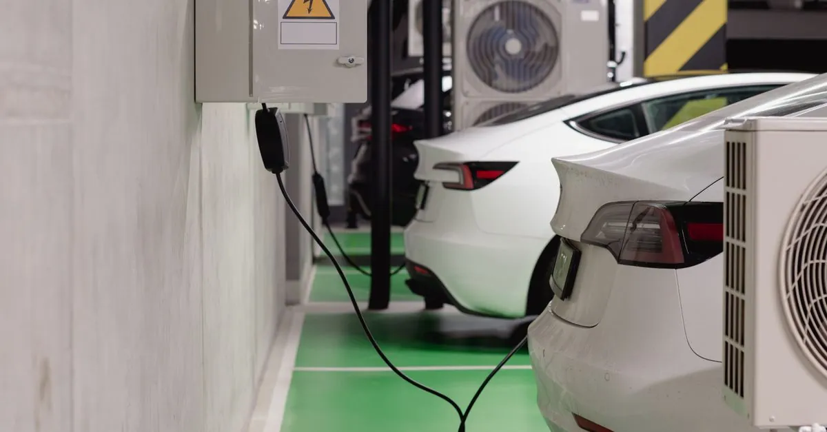 Elektrische wagens laden aan wandladers in een parkeergarage